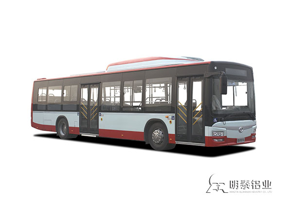 ?行驶在城市中的铝制客车，携手共筑绿色城市
